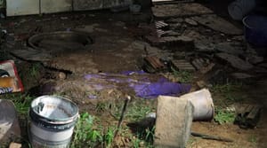 Mulher é encontrada morta, nua, e com lesões na cabeça em quintal de residência