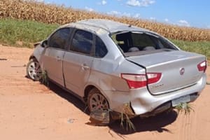 Adolescente de 13 anos pega carro escondido do pai, sofre acidente em estrada e morre