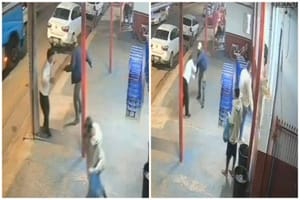 Homem ataca rival com golpes de faca na porta de mercado e foge de bicicleta; veja vídeo