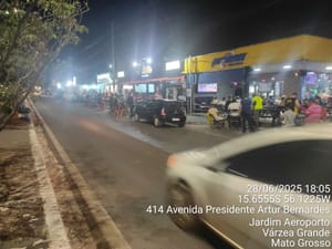 Bares são notificados por ocupação de calçada e vaga de estacionamento em avenida