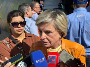 "Chega de Lula e Bolsonaro": senadora defende Tarcísio como opção para 2026