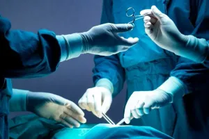 Justiça condena hospital por operar perna errada de paciente e determina indenização de R$ 30 mil