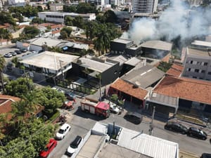 Incêndio atinge sede da agência de publicidade ZF Comunicação, em Cuiabá, e deixa um ferido