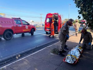 Colisão de carro em poste em Cuiabá deixa mulher e dois homens feridos neste domingo