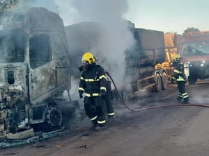 Fogo consome cabine e parte de carga de carreta na rodovia BR-163 na manhã deste domingo