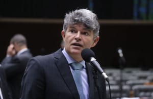 Deputado de MT protocola pedido de impeachment contra ministro do STF Flávio Dino