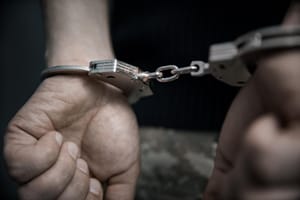 Tornozelado é preso após se masturbar e ejacular em balcões de lojas em MT