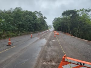 Concessionária terá que indenizar dono de caminhão que tombou por buraco em rodovia
