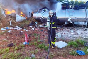 Colisão entre carretas provoca incêndio e mata dois caminhoneiros na MT-100