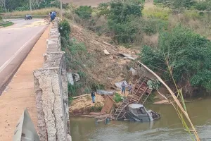Carreta cai de ponte, fica submersa em rio e  bombeiros fazem buscas por motorista