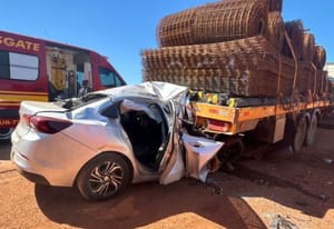 Colisão entre carro e caminhão parado no acostamento deixa um morto na rodovia MT-225
