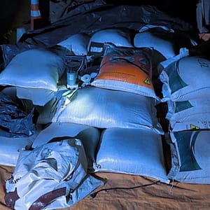 Força Tática recupera 2 toneladas de ração de gado e prende três pessoas