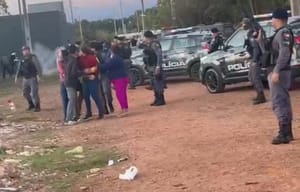 Dois homens morrem em troca de tiros com a PM no Pedra 90; familiares se revoltam; vídeos