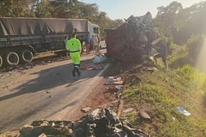 Passageira de 19 anos morre em acidente entre van e caminhão na rodovia BR-163