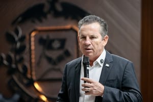 Governador rebate críticas e diz que Taques não tem credibilidade: “Foi julgado pelo povo e perdeu”