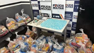PM apreende cerca de mil porções de drogas e 29 cestas básicas de facção criminosa