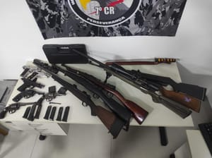 PM apreende fuzis, pistolas, revólveres e R$ 20 mil com faccionados em cidade de MT