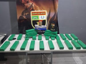 Faccionados são presos em carro carregado com maconha durante 'delivery' de drogas para clientes