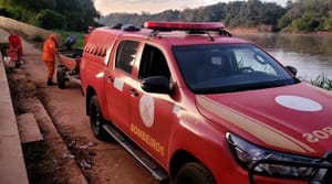 Adolescente desaparece após ser puxado por correnteza em rio e bombeiros realizam buscas