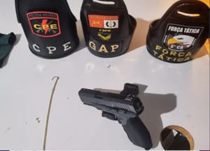 Bandido é preso com arma de brinquedo após invadir residência e roubar idosos