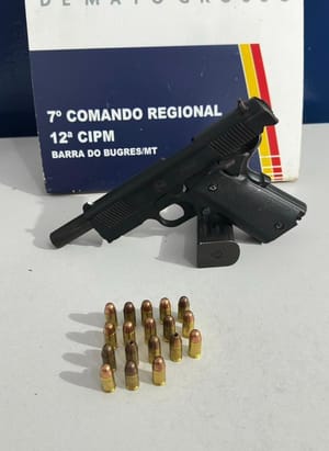 PM prende homem e mulher suspeitos por ameaça e apreende arma de fogo