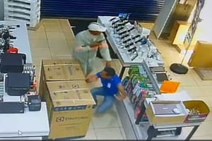 Vídeo mostra funcionários sendo feitos reféns durante assalto em loja no CPA