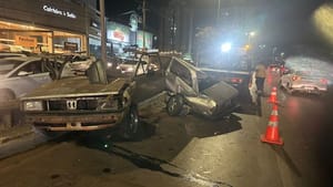 Suspeita de racha termina em grave acidente na Av. Miguel Sutil; carro partiu no meio