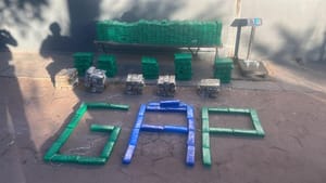 PM apreende 436 tabletes de maconha e prende seis membros de facção criminosa