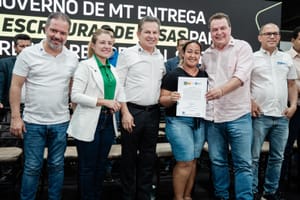 Com apoio da ALMT, Max Russi participa da entrega de 287 títulos de propriedade