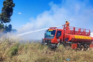 Corpo de Bombeiros combate incêndio em terreno próximo a algodoeira