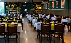 Justiça suspende cobrança de dívida e reduz multa após quebra de acordo entre restaurantes