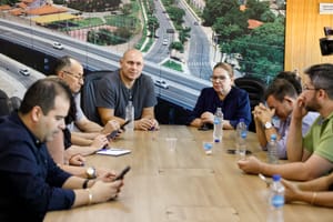 Prefeito remaneja R$ 4 milhões do orçamento e garante 1/3 de férias para professores da capital