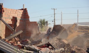 Área verde e espaço público invadidos no Imperial II são desocupados pela Prefeitura