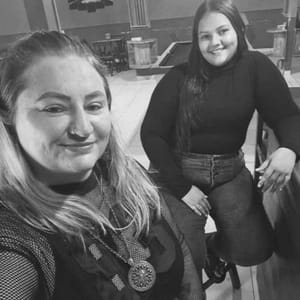 Mãe e filha morrem após carro capotar e cair em córrego em estrada vicinal de MT