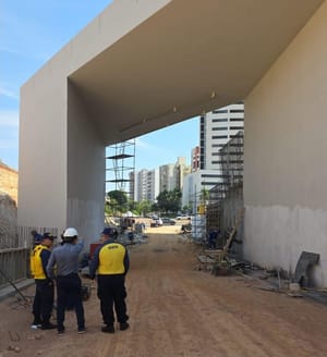 Agentes da Semob orientam motoristas durante bloqueio total da Avenida Miguel Sutil