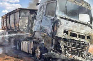 Motorista de caminhão morre ao encostar em fio de alta tensão durante descarga de calcário