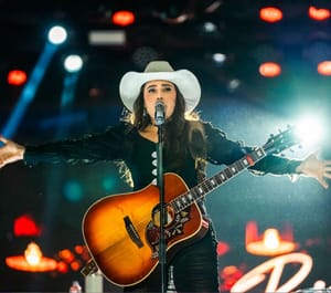 Lauana Prado faz história e reúne 40 mil pessoas no Festival de Inverno