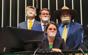 Encenação de deputado de MT  com esparadrapo vira piada e meme nas redes sociais