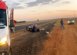 Motociclista fica ferido em acidente com carreta e motorista não presta socorro