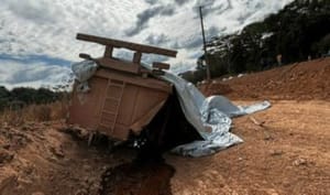 Caminhão-tanque tomba em rodovia de MT e motorista morre preso às ferragens