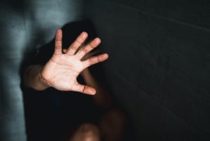 Justiça recebe denúncia contra bandido que estuprou e tentou matar mulher com bloco de concreto