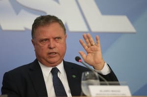 Justiça mantém investigação contra ex-governador em ação que cobra R$ 182 milhões