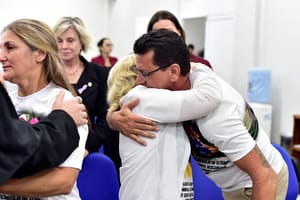 “Justiça foi feita”, diz viúvo após réu ser condenado a 225 anos por matar esposa e três filhas