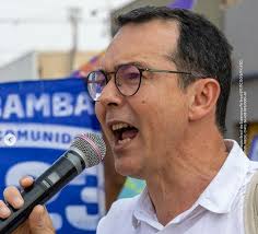 Petista diz que país vive "disputa da ignorância" e nega perseguição à direita