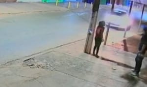 Câmera flagra mulher sendo atropelada por carro desgovernado em VG