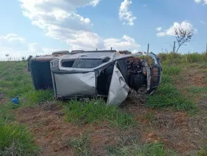 Mulher morre e homem fica ferido após veículo sair da pista e capotar em rodovia federal