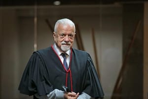 Desembargador aposentado morre aos 75 anos após complicações de acidente de moto