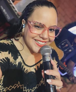 Cantora sertaneja passa mal e morre horas depois de se apresentar em parque de Cuiabá