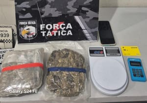Força Tática prende dupla por tráfico de drogas e apreende pacotes de maconha