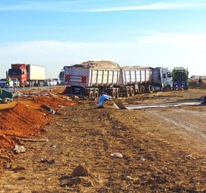 Perícia aponta que colisão na BR-163 ocorreu em curva e que ônibus invadiu faixa da carreta